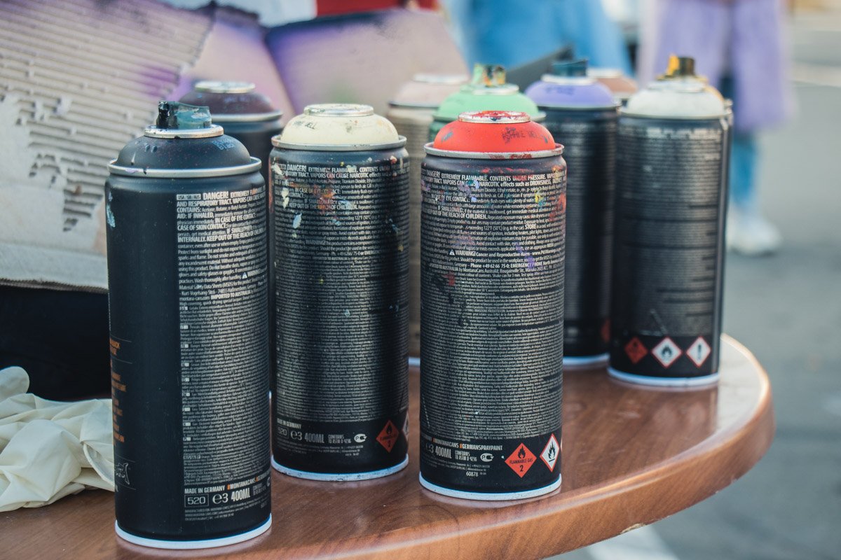 Необычную инсталляцию разукрасили в виде пазлов известные украинские артисты