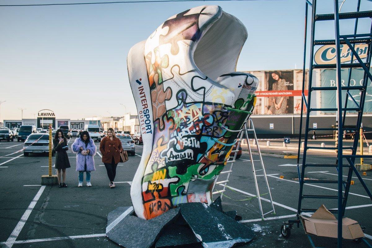 Необычная инсталляция спортивной обуви является самой большой в Украине и второй по величине в мире