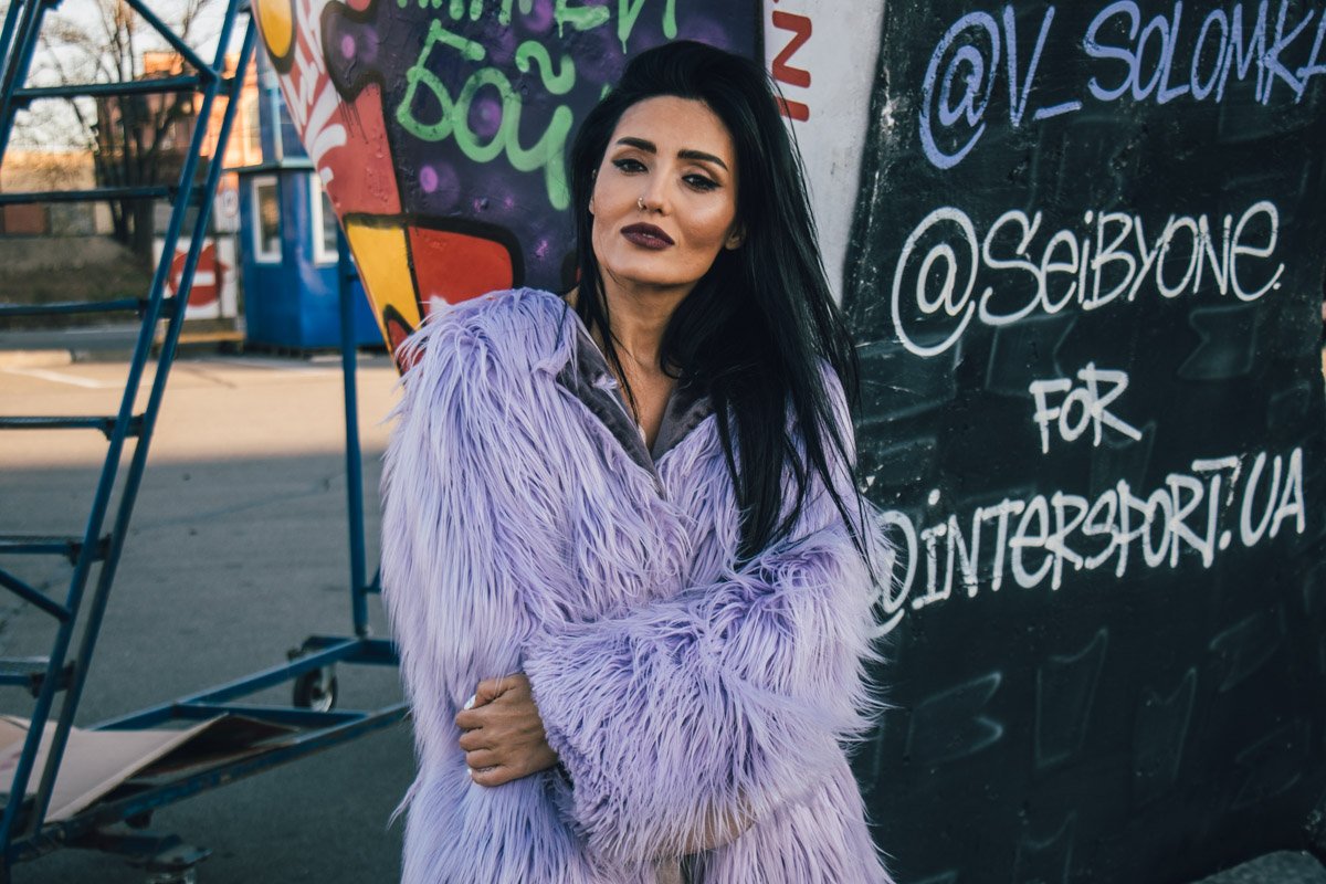 Анна Добрыднева позирует на фоне гигантского кроссовка