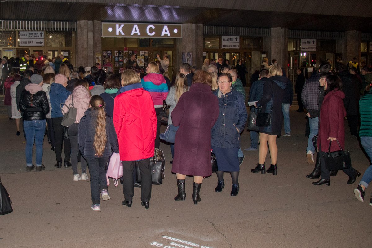 Очередь на концерт возле Дворца Спорта Очередь на концерт возле Дворца Спорта