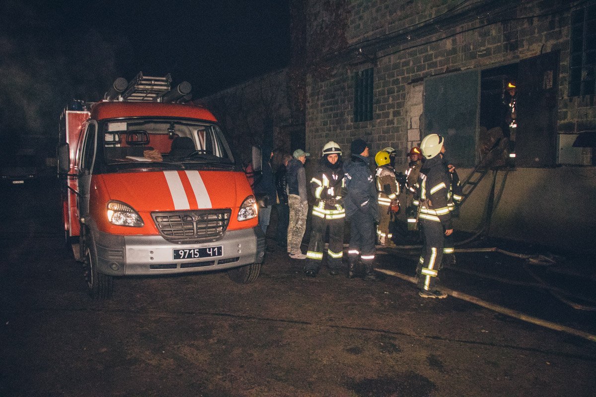 Горели складские помещения