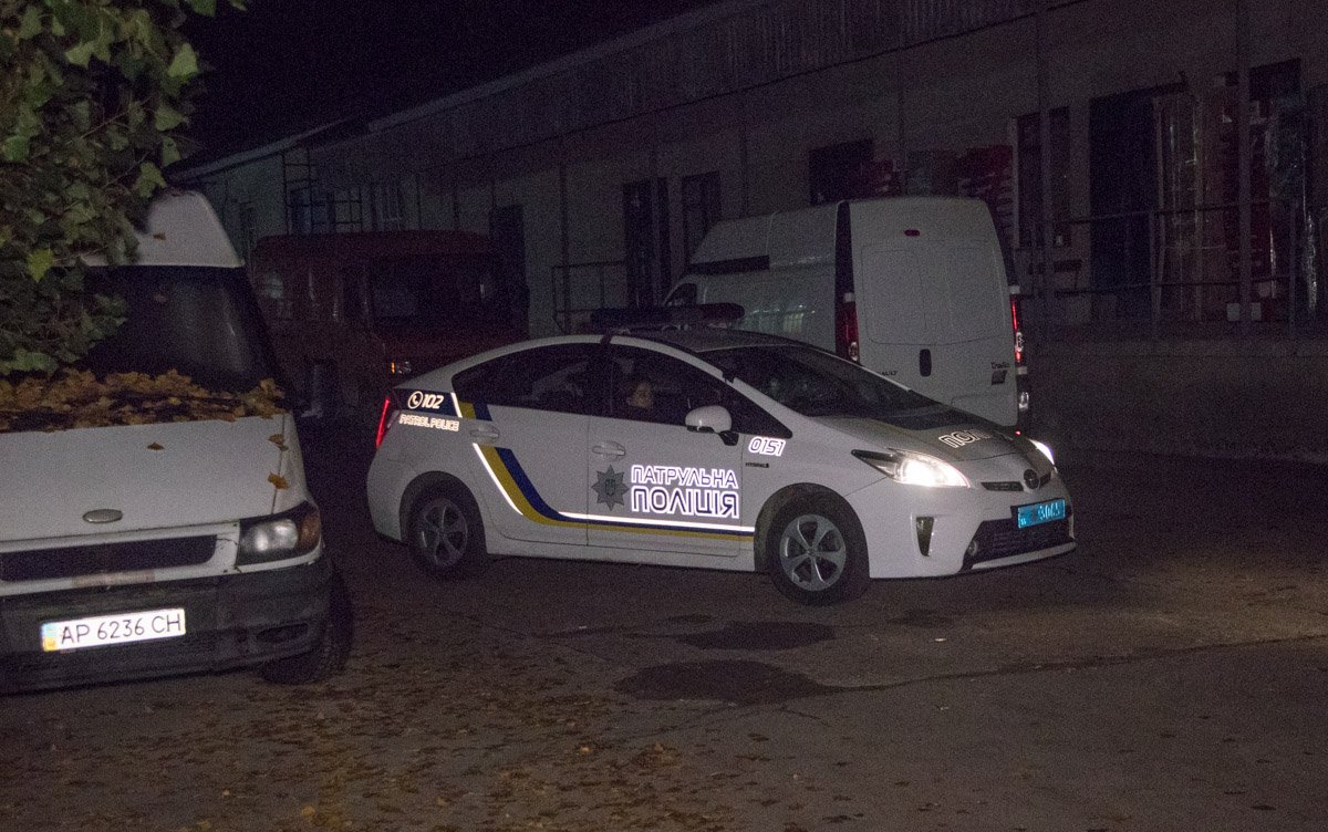 На месте работали четыре единицы основной пожарной техники, а также дежурили медики и полиция