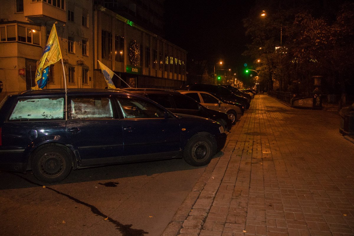 В ночь на 8 ноября улица Грушевского была заставлена автомобилями на еврономерах