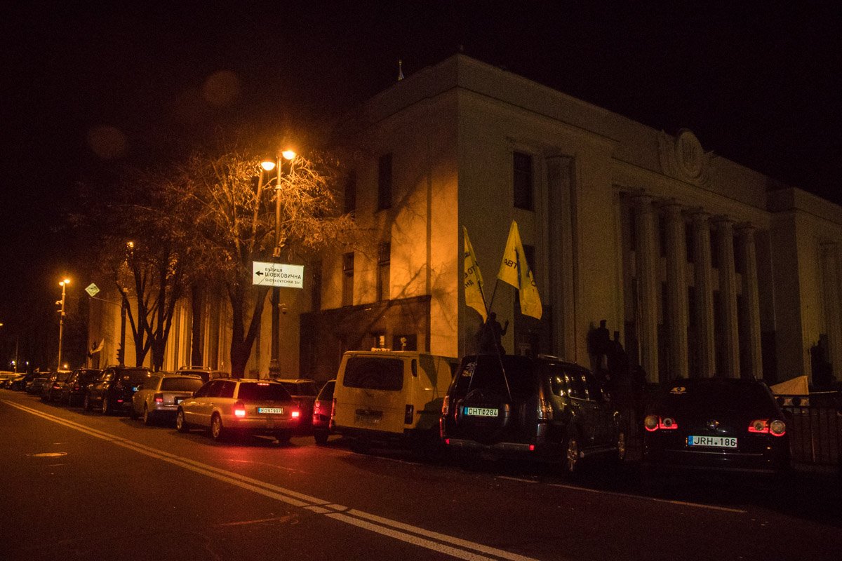 Единичные автомобили прогреваются и греют своих владельцев