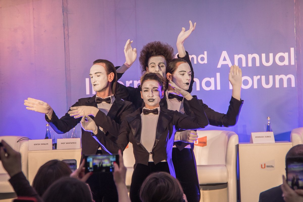 К креативным индустриям относят дизайн, архитектуру, театральные и изобразительные виды искусства, кинематограф, телевидение и радио, музыку, рекламу 