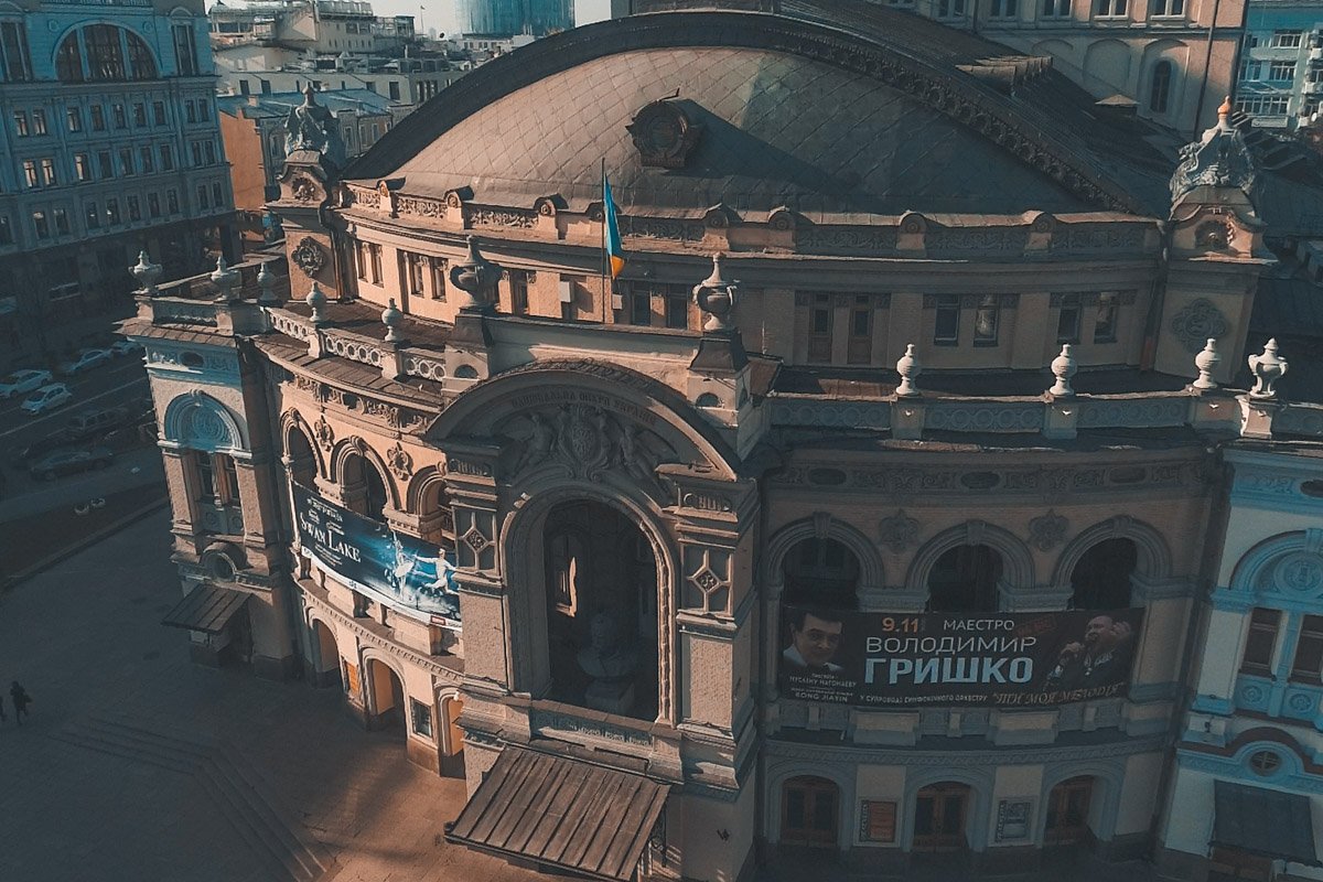 Изначально над главным входом стоял герб Киева с изображением архангела Михаила