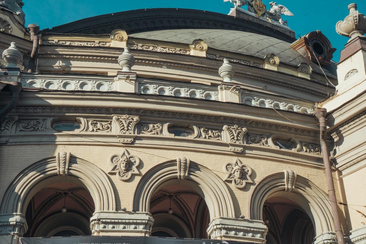 Красивый декор фасада привлекает взгляды