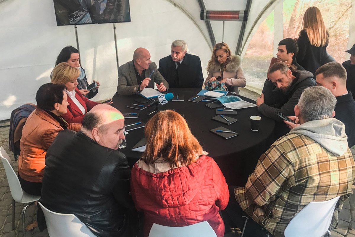 Участие в круглом столе приняли представители институтов гидробиологии, рыбного хозяйства, КП "Плесо", представители банка "Аркада", а также местные активисты