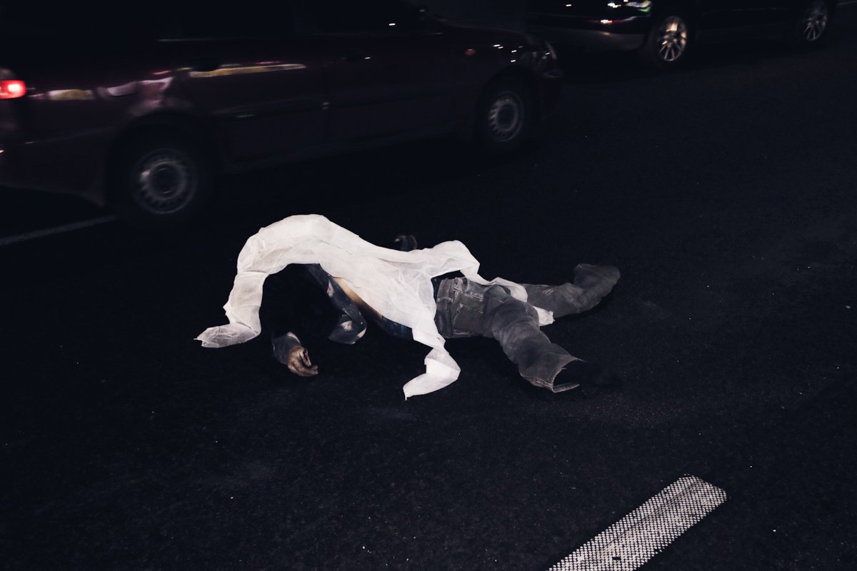 Мужчина пытался перейти дорогу в неположенном месте