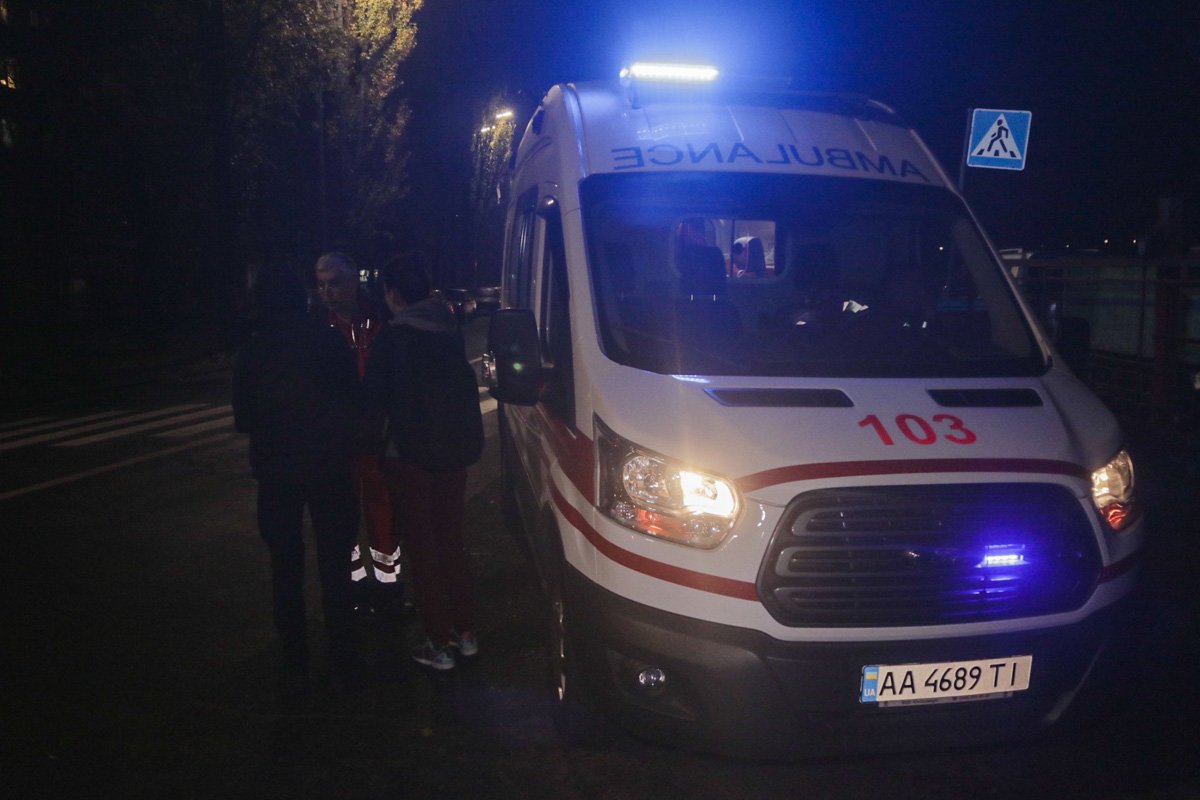 Медики оказали пострадавшему первую помощь и госпитализировали