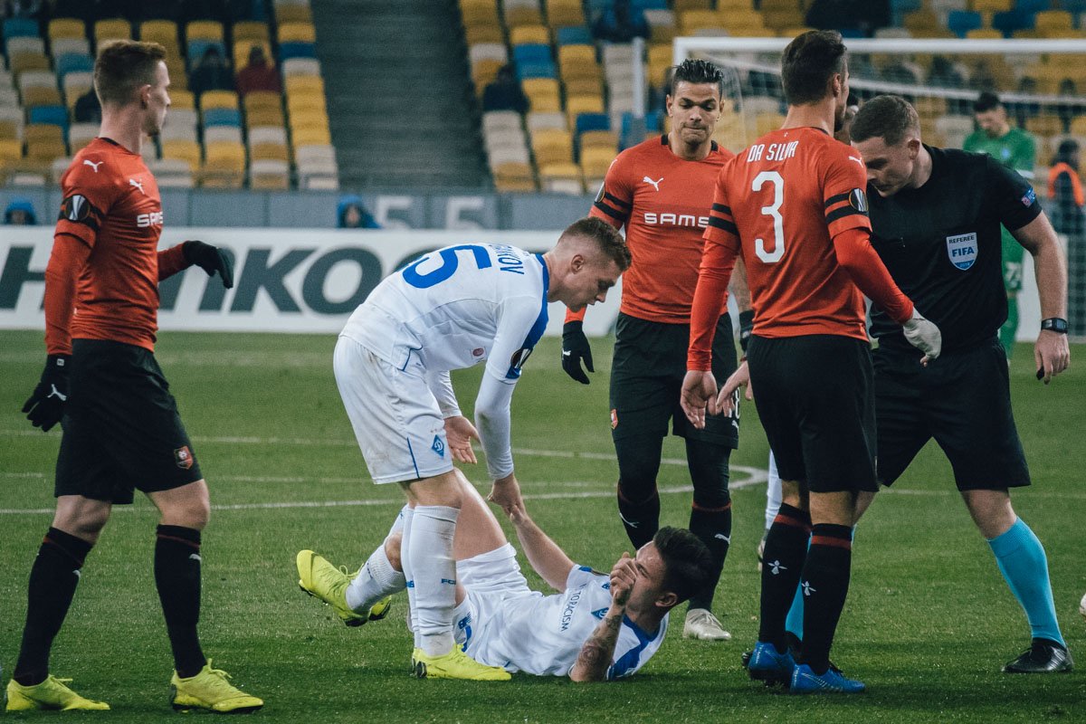 На протяжении всего матча не обходилось без грубостей со стороны французов На протяжении всего матча не обходилось без грубостей со стороны французов