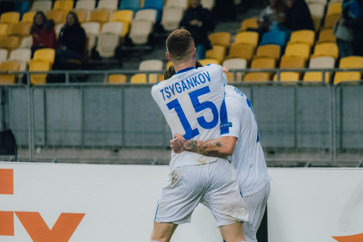 Автора первого гола Вербича первым поздравил ассистент Цыганков Автора первого гола Вербича первым поздравил ассистент Цыганков