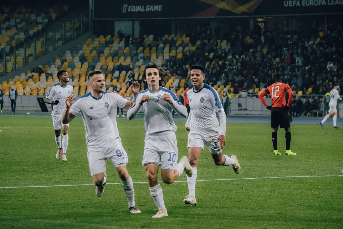 Шапаренко после забитого мяча показал фанатам, какой клуб №1 Шапаренко после забитого мяча показал фанатам, какой клуб №1