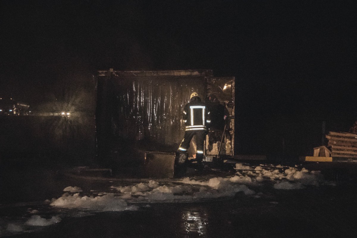 Огонь охватил бочки с дизельным топливом Огонь охватил бочки с дизельным топливом