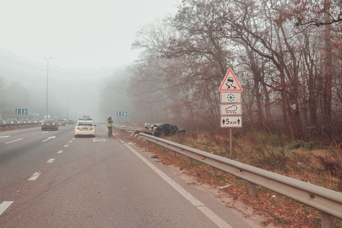 На Житомирской трассе в четырех километрах от Киева произошло крупное ДТП На Житомирской трассе в четырех километрах от Киева произошло крупное ДТП