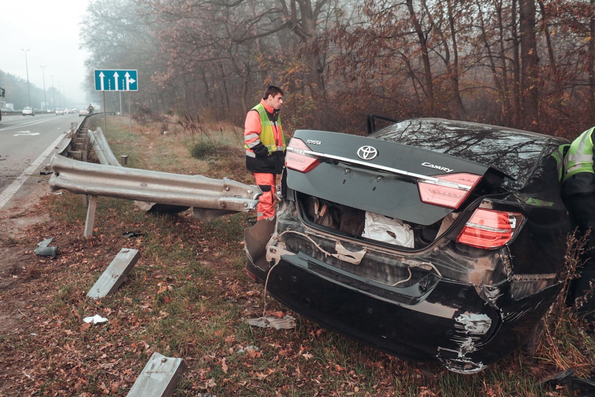 В ходе движения Camry зацепила Skoda, после чего врезалась в Jeep В ходе движения Camry зацепила Skoda, после чего врезалась в Jeep