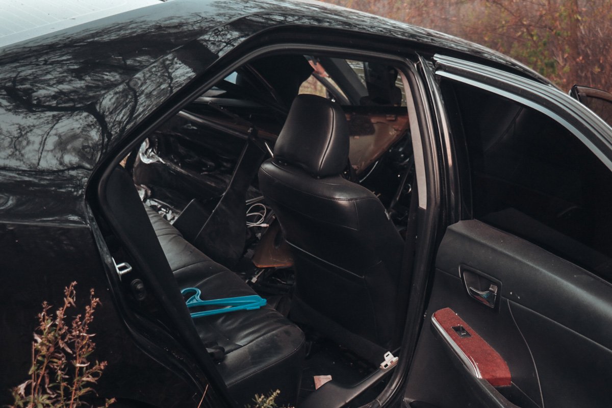 Из-за двух столкновений Toyota занесло, она протаранила отбойник и вылетела за пределы проезжей части Из-за двух столкновений Toyota занесло, она протаранила отбойник и вылетела за пределы проезжей части