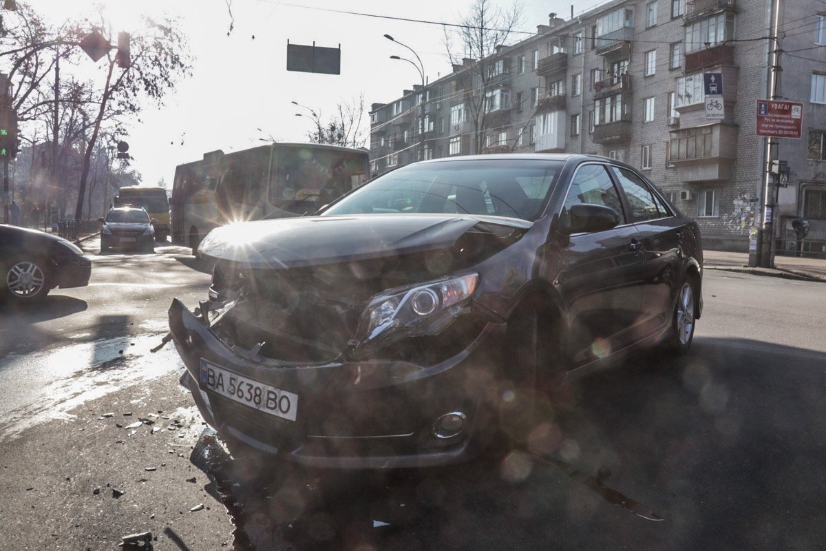  Toyota Camry двигался в сторону улицы Красноткацкой