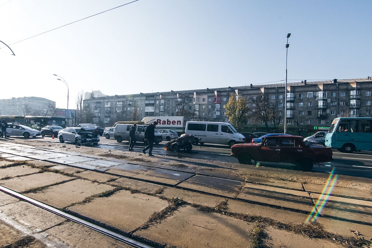 На Харьковском шоссе столкнулись три автомобиля