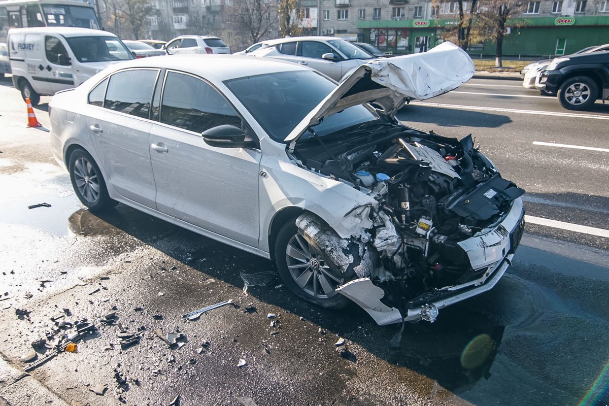 По словам свидетелей, в Volkswagen ехало трое парней