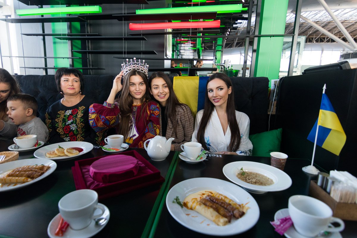 Провести красавицу приехала ее семья, друзья и участники конкурса прошлых годов Провести красавицу приехала ее семья, друзья и участники конкурса прошлых годов