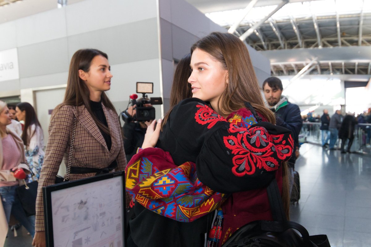 Среди провожающих была Полина Ткач, участника конкурса Мисс Мира прошлого года Среди провожающих была Полина Ткач, участника конкурса Мисс Мира прошлого года