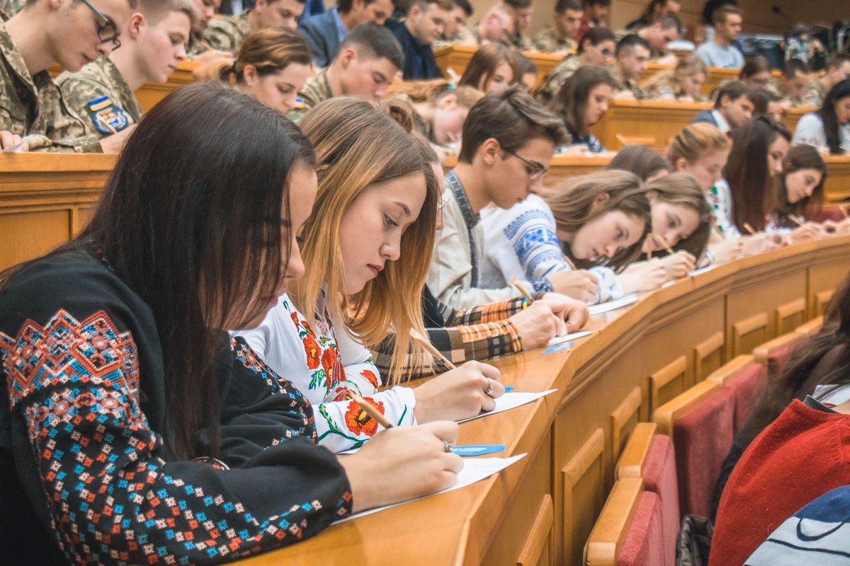 В Києві всі охочі мали змогу написати диктант у головному корпусі КНУ імені Шевченка