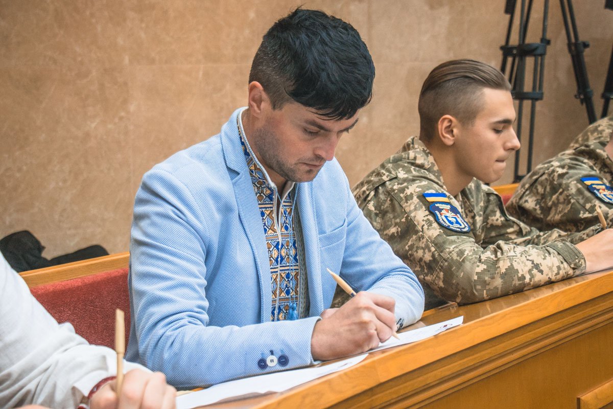 Не обійшлося і без представників ЗМІ, депутатів та чиновників