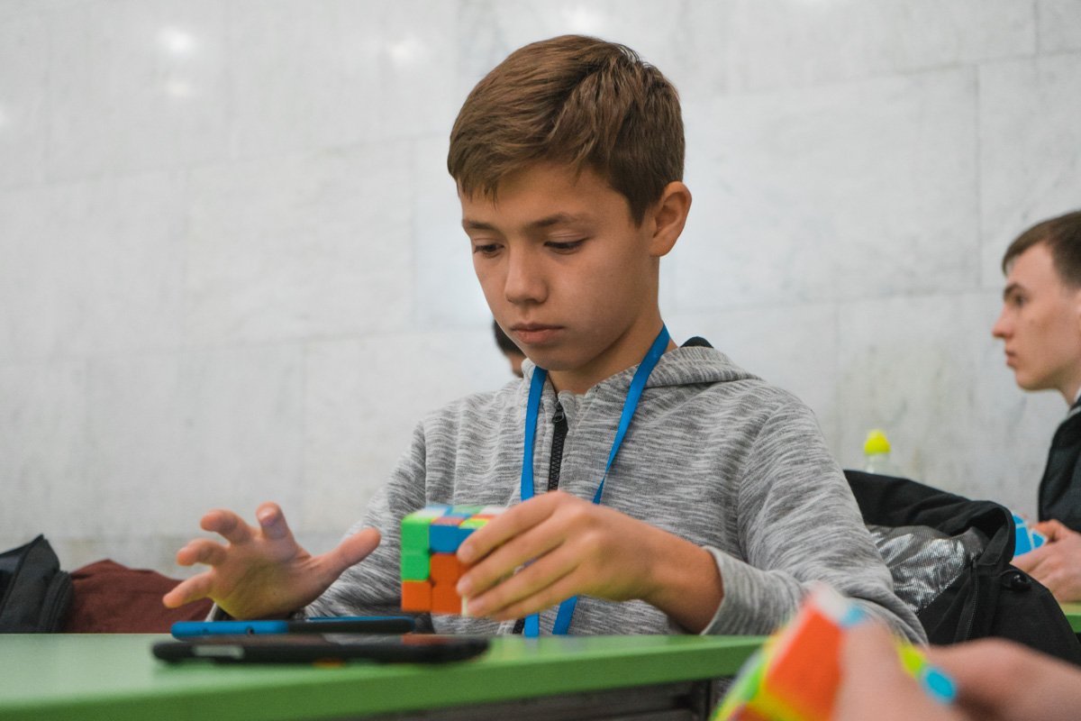 Следующий фокус - левитация с кубиком Следующий фокус - левитация с кубиком