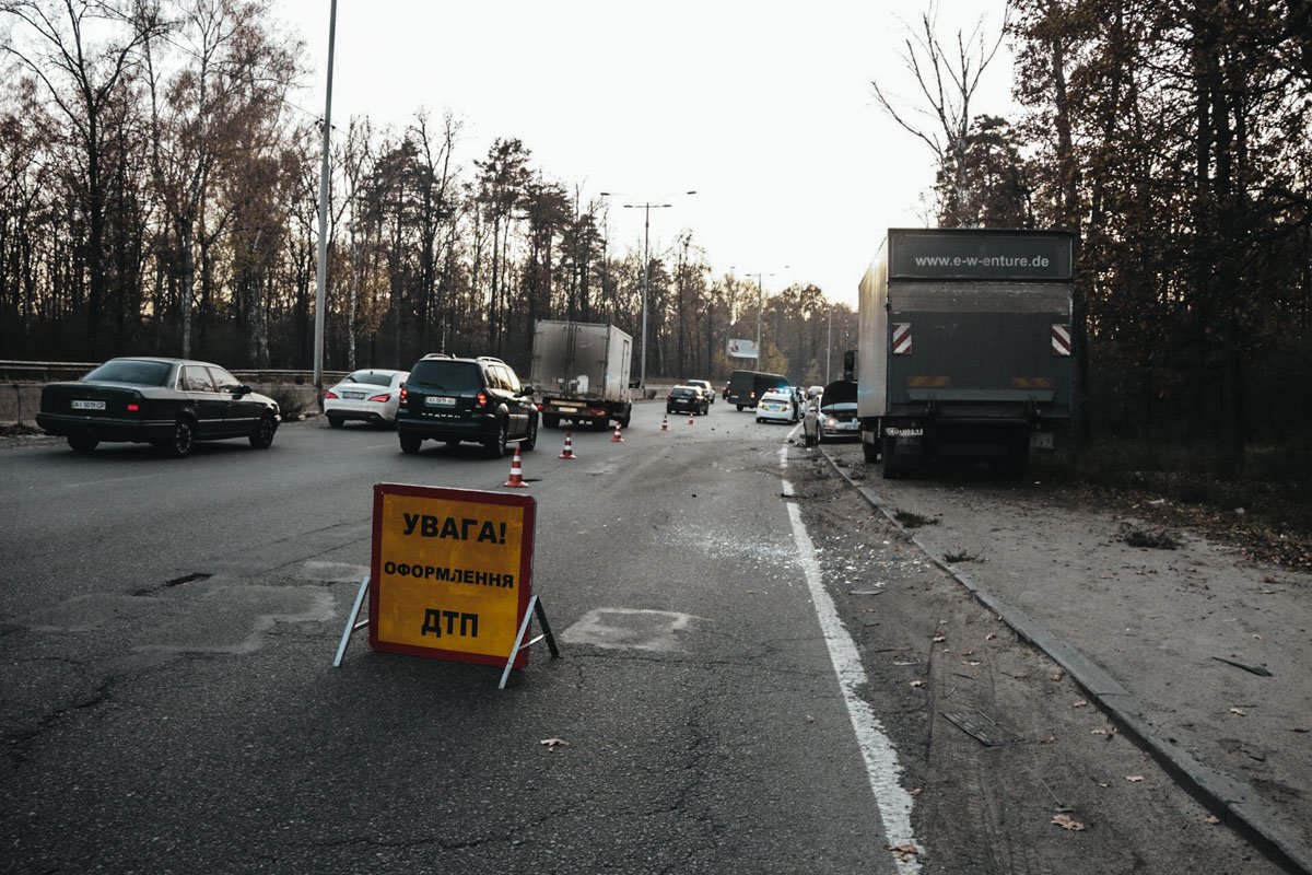 В его машину сзади на скорости врезался грузовик MAN