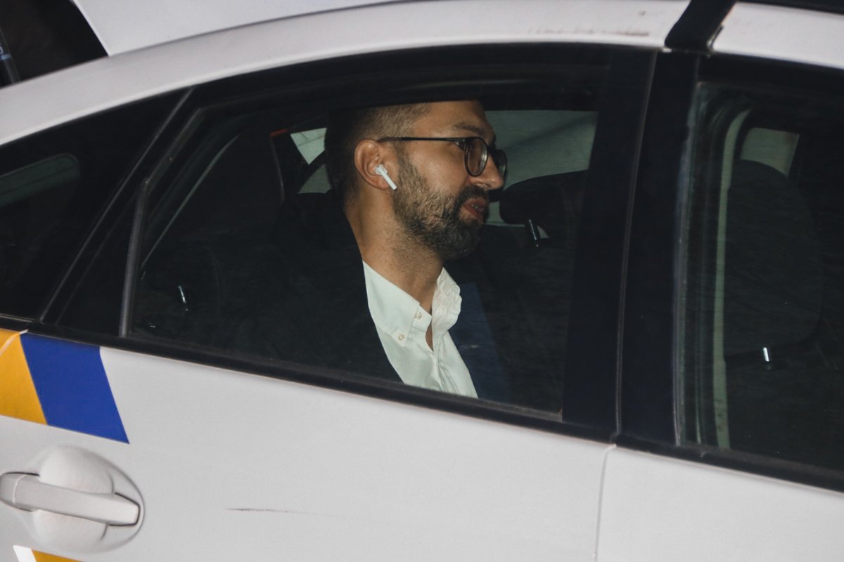 По словам нардепа, он остановился на обочине на аварийке в крайнем ряду