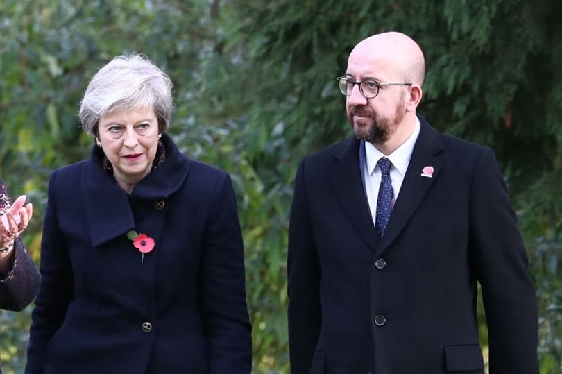 Премьер-министр Великобритании, Тереза Мэй, попала в аварию по дороге на военное кладбище Сен-Симфорьен Премьер-министр Великобритании, Тереза Мэй, попала в аварию по дороге на военное кладбище Сен-Симфорьен