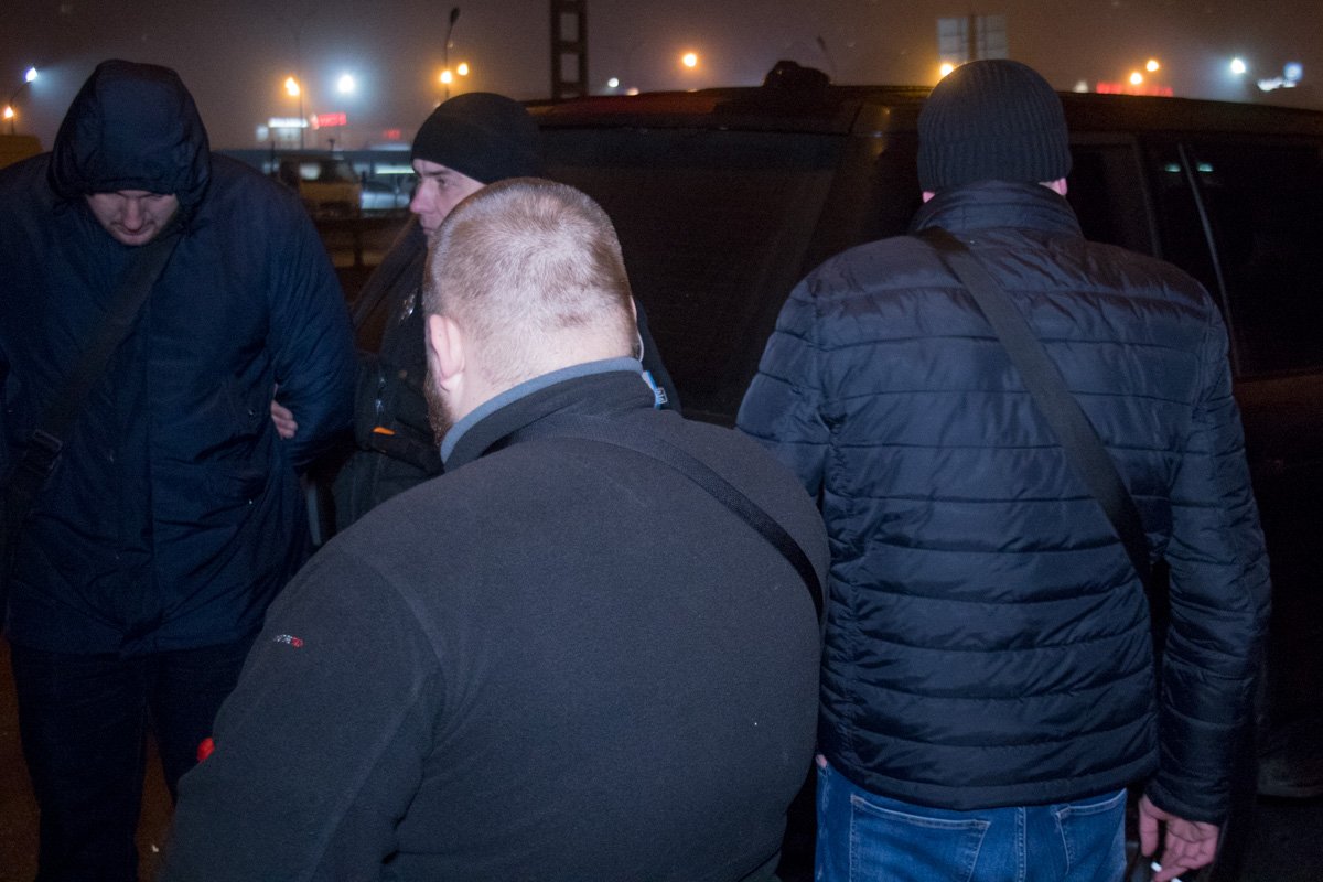 На момент проверки документов, находился водитель по имени Руслан и пассажир