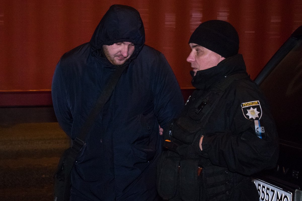 Руслан попытался передать ключи от машины, приехавшему на помощь товарищу, однако копы заковали водителя в наручники