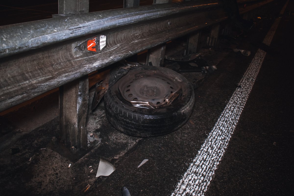 На эстакаде Почтовой площади произошла авария с участием автомобиля Renault Scenic На эстакаде Почтовой площади произошла авария с участием автомобиля Renault Scenic