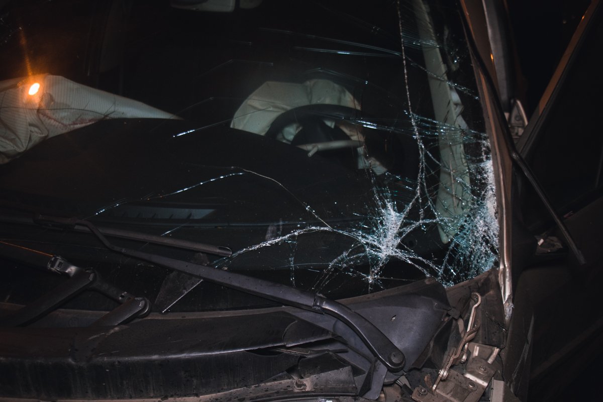 Проезжая по мосту, у машины разорвалось колесо от чего автомобиль занесло, он ударился в отбойник и развернулся Проезжая по мосту, у машины разорвалось колесо от чего автомобиль занесло, он ударился в отбойник и развернулся