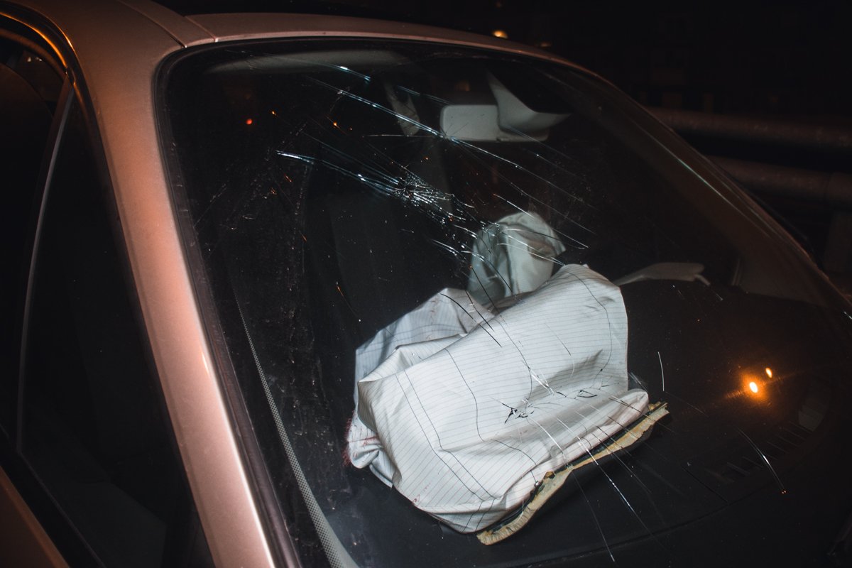 В результате аварии пострадал водитель Renault, у него разбита губа, и шишка на голове В результате аварии пострадал водитель Renault, у него разбита губа, и шишка на голове