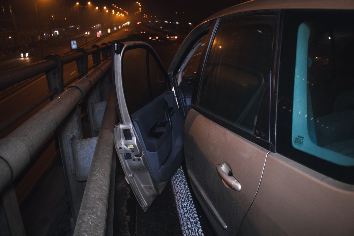 У автомобиля сильно повреждена вся передняя часть У автомобиля сильно повреждена вся передняя часть