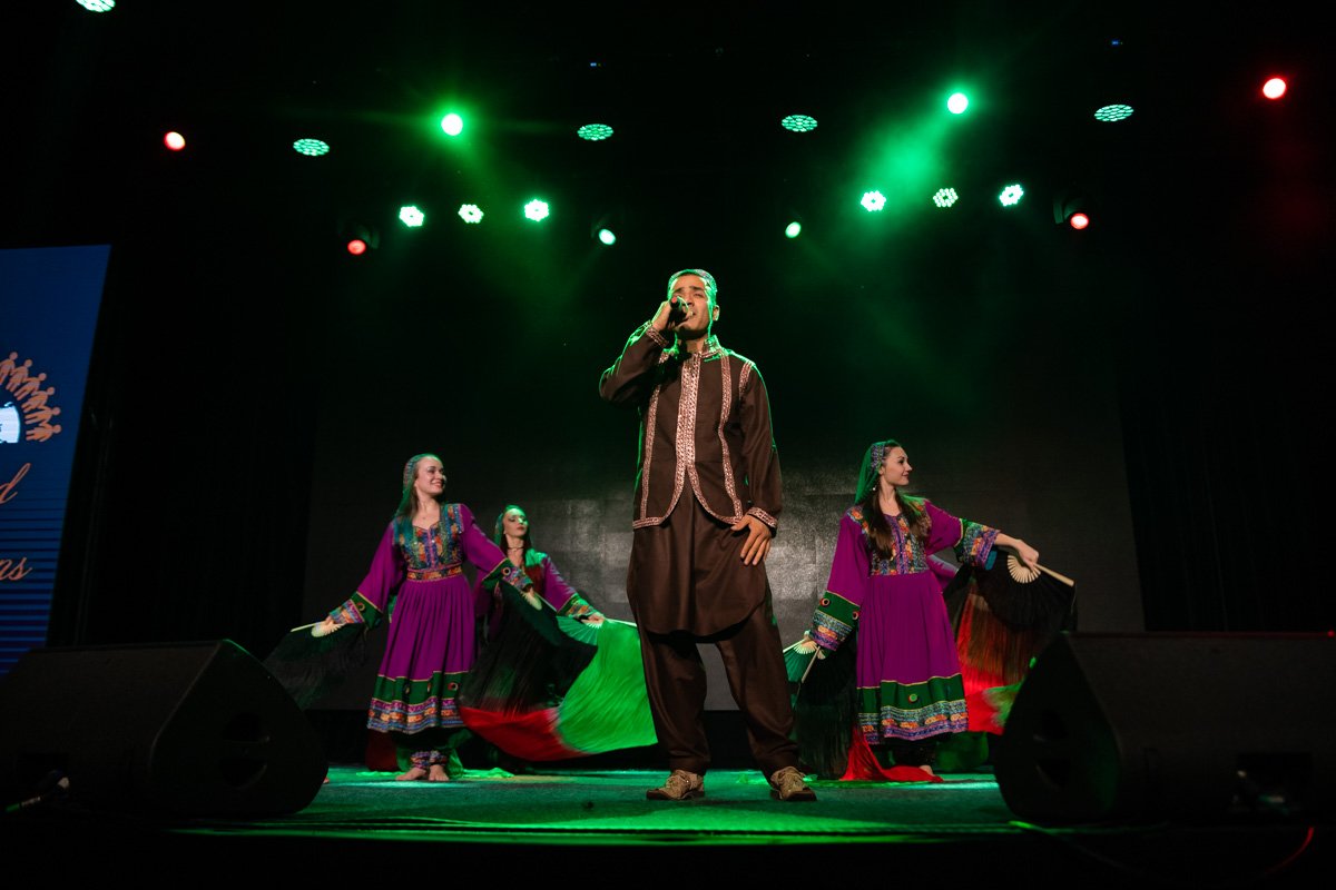 Музыканты выступали в народных костюмах своей родины