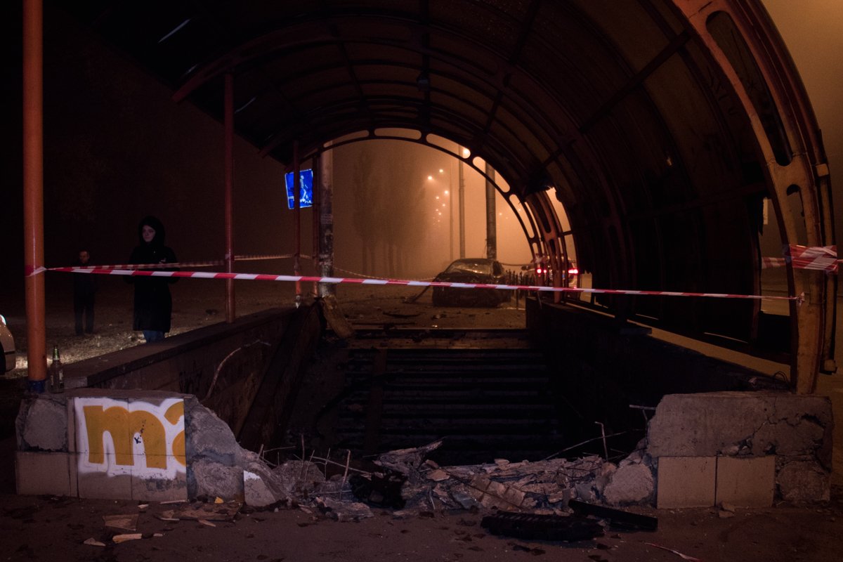 После неудачного поворота автомобиль влетел в подземный переход и ударился на полном ходу в столб