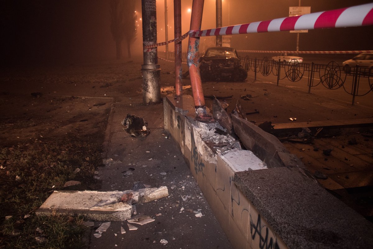 По словам полиции, водителя госпитализировали с переломом ребер