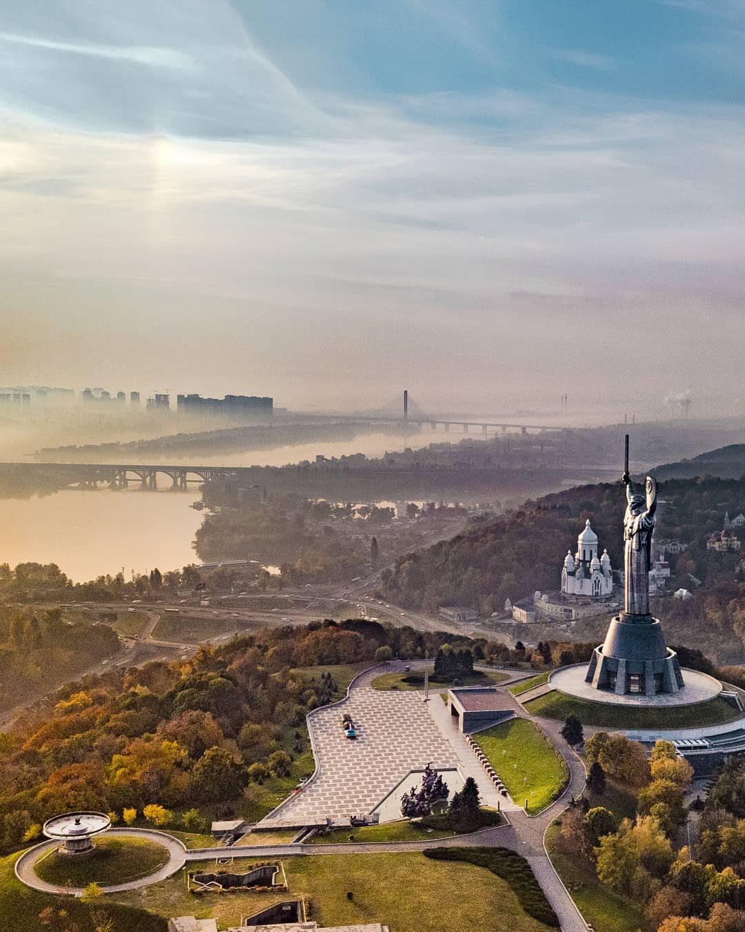 Могучий Киев борется с туманом. Фото: @_siera_star_