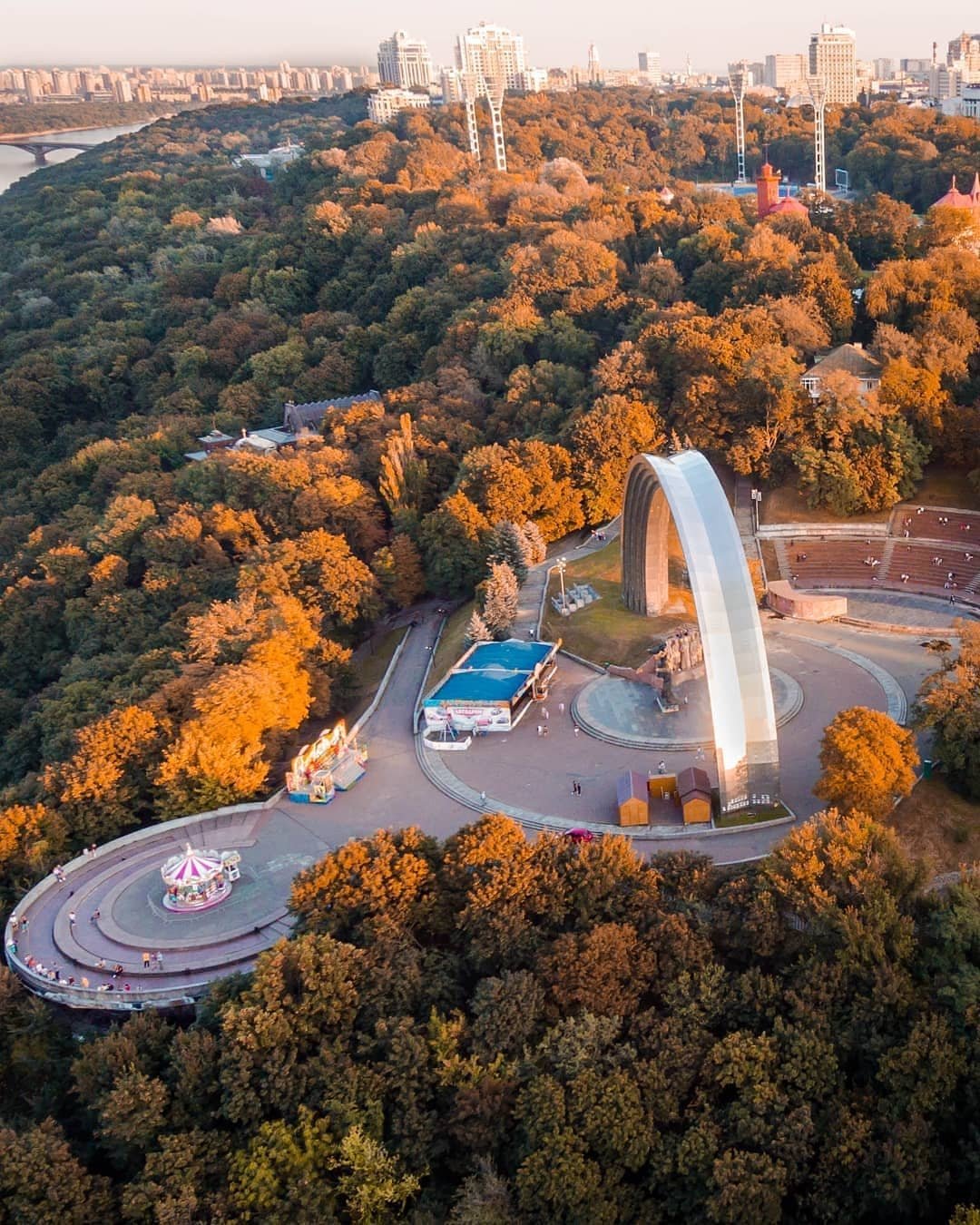 Укрытый бронзой Киев. Фото: @kyivcitylife