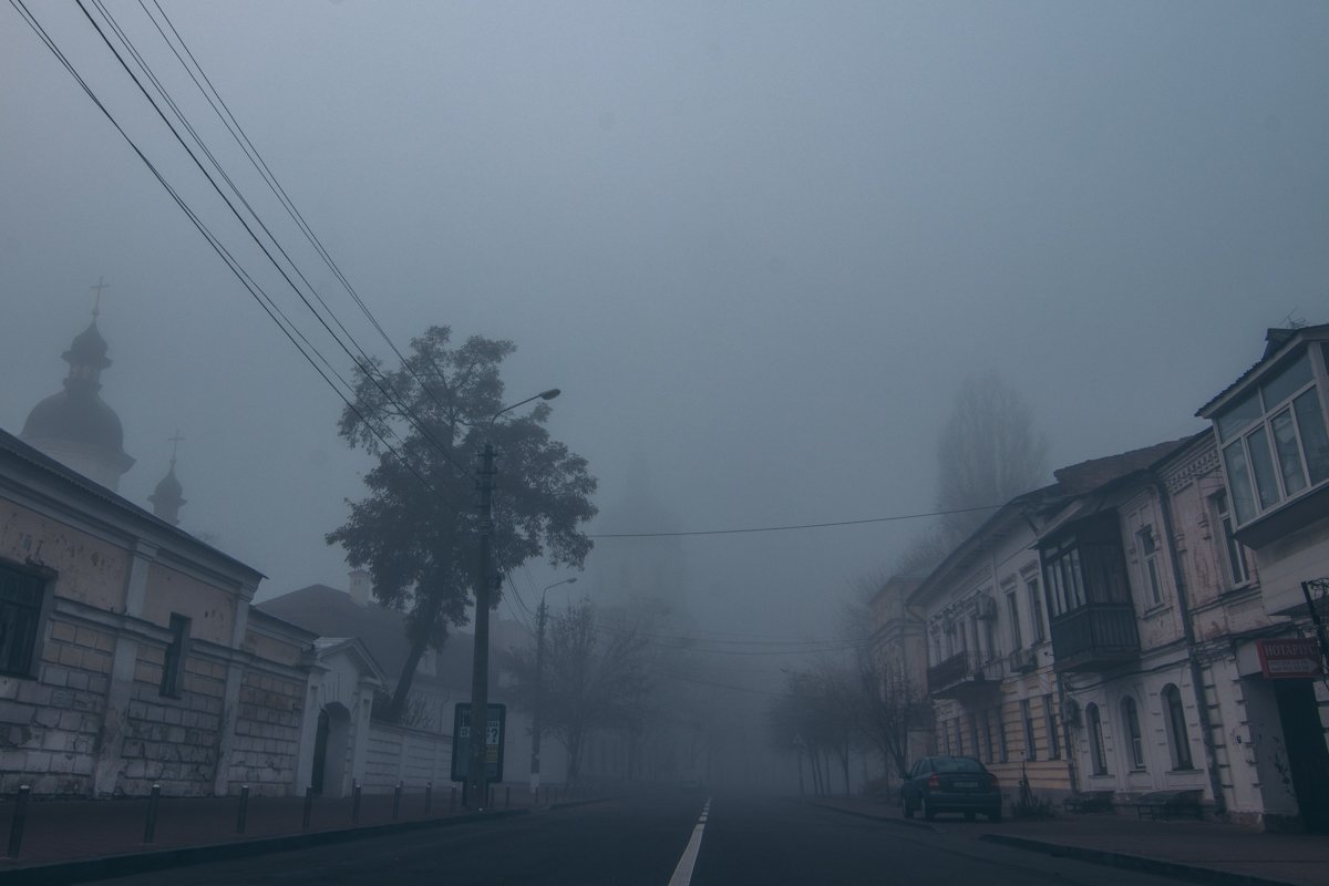 В тумане некоторые здания выглядят как призраки В тумане некоторые здания выглядят как призраки