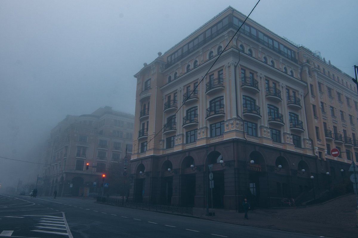Город тоже выглядит сонным Город тоже выглядит сонным