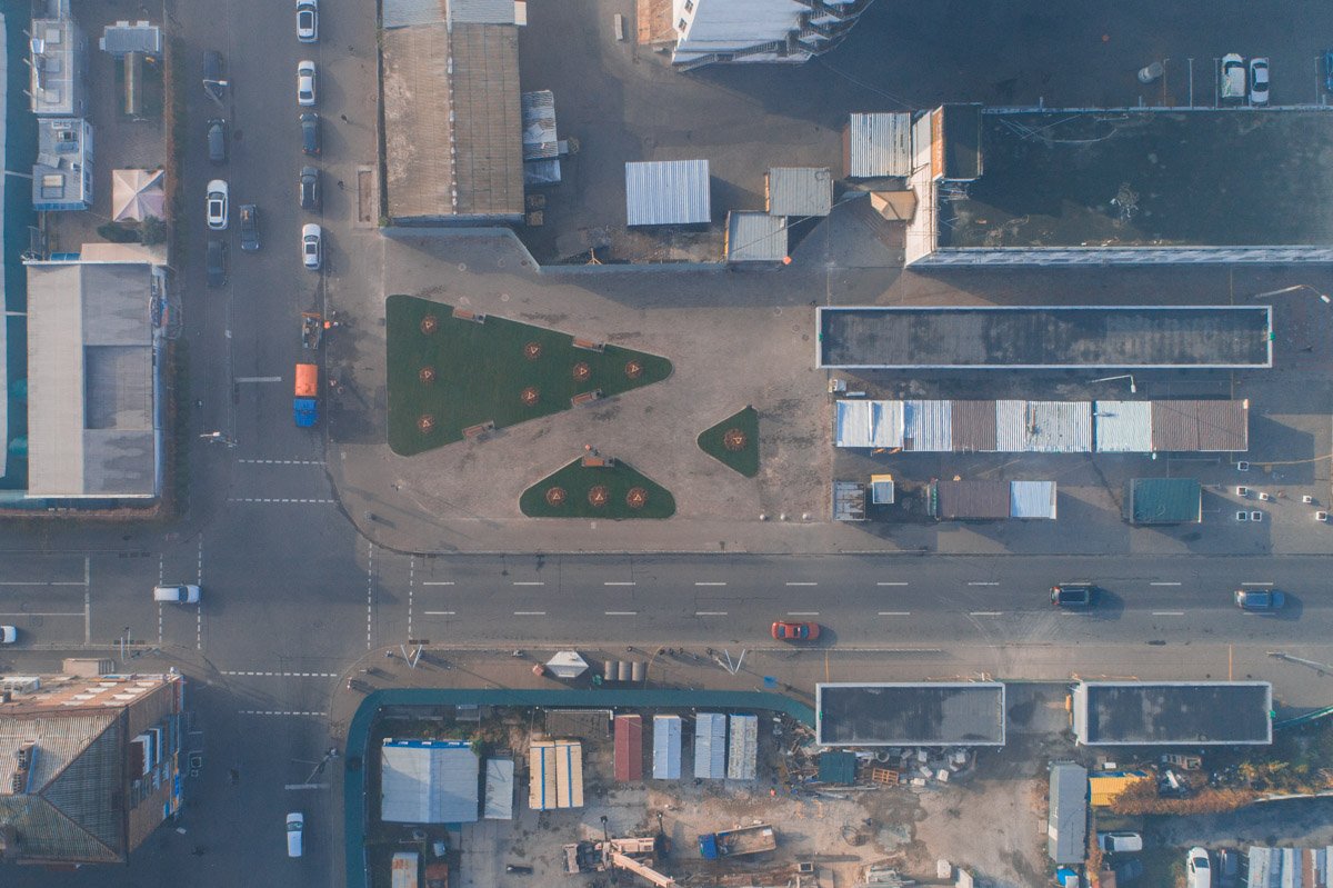 Возле метро Тараса Шевченко оборудовали сквер