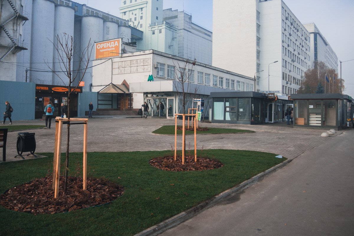 Рядом со сквером остались законные киоски