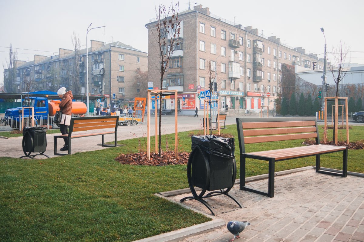 На территории установили новые лавочки и урны