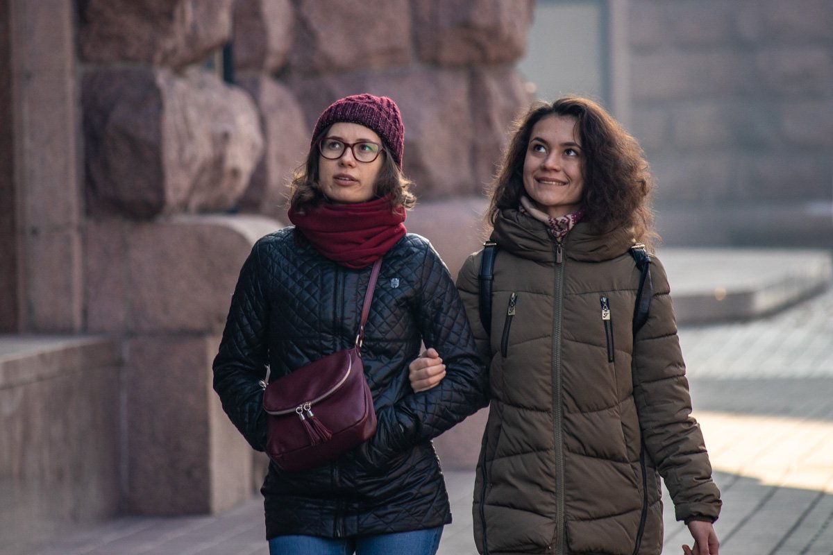 Девушки ищут теплое солнце на небе Девушки ищут теплое солнце на небе