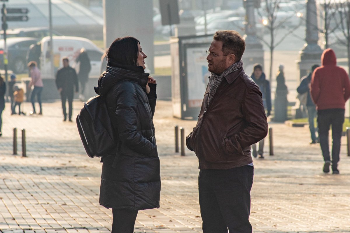 Теплые диалоги на улице могут согреть в любую погоду Теплые диалоги на улице могут согреть в любую погоду